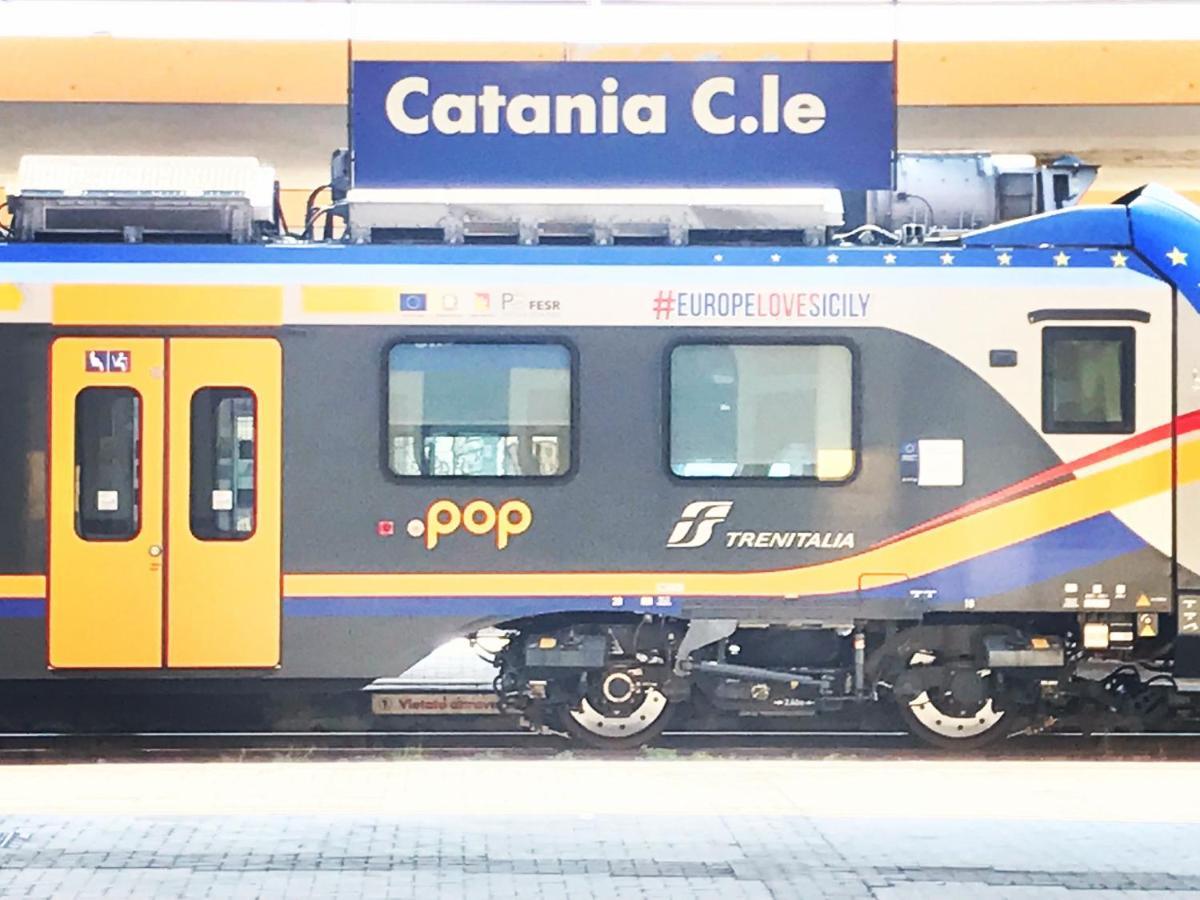Binario 8 Catania Stazione Centrale Esterno foto